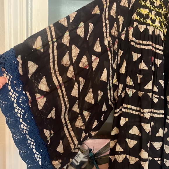 WARM cotton batik print top with blue crochet trim - Picture 2 of 4